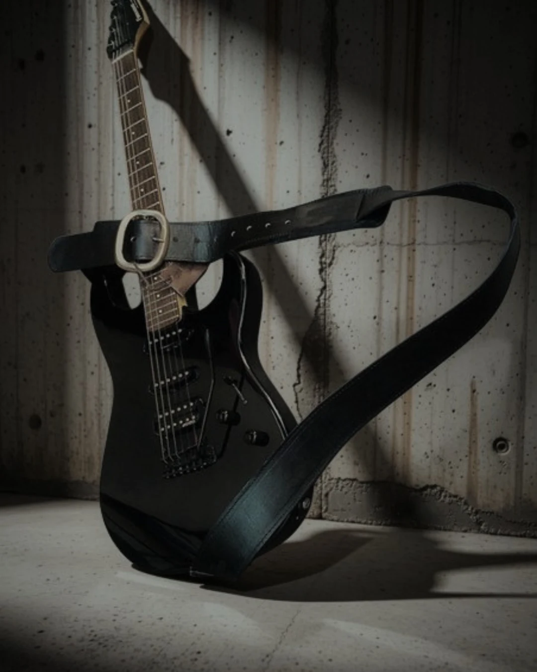 ACID · GAIA STRAPS en piel de vacuno negro sobre guitarra eléctrica